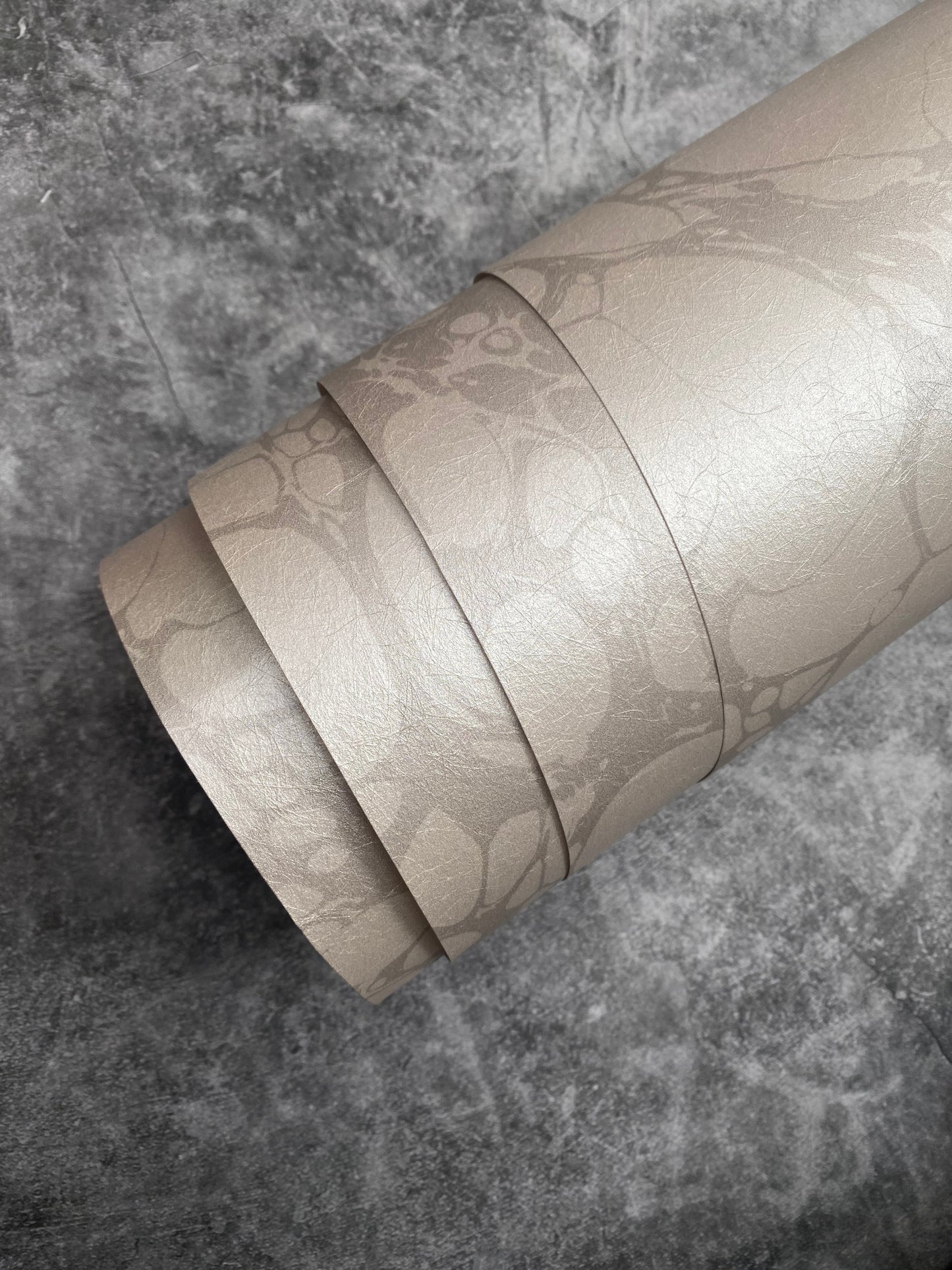 In Stock: Marbled Wallpaper - 'Moucheté' Col: Silver Ghost - Mica Coated Non-Woven